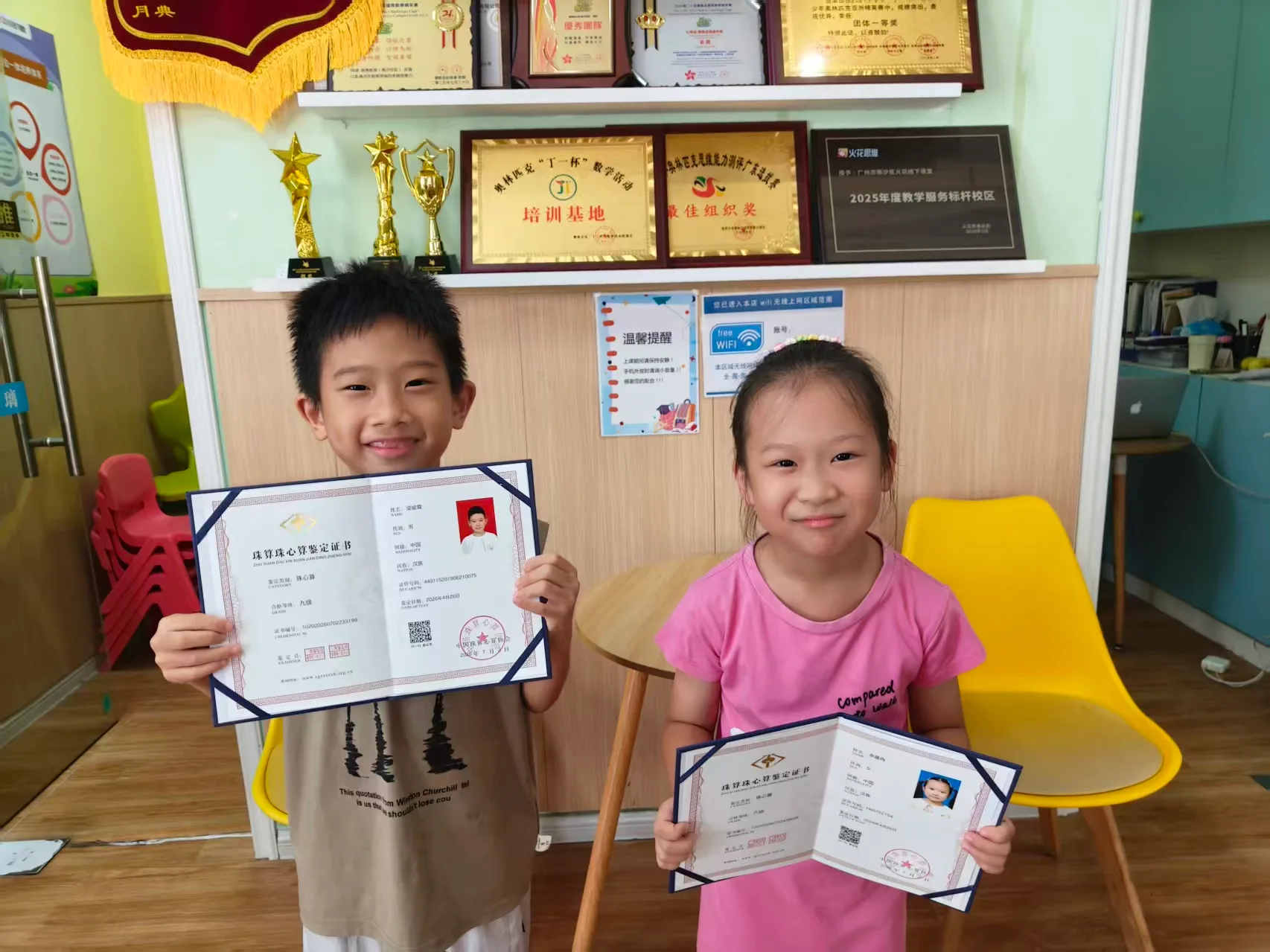 奥博教育孩子们进行课堂合作活动